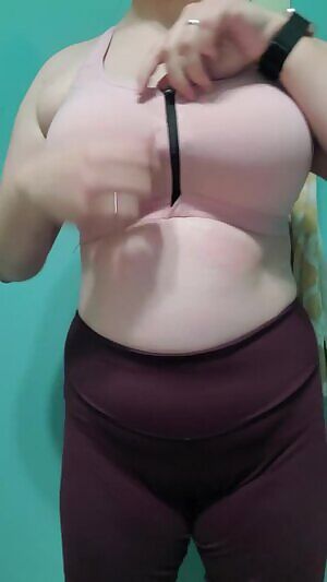 A gym bra reveal is the best kind of reveal 🖤