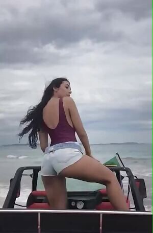 Twerk at the beach