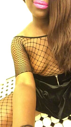 I figured for my second post here, I’d show you the interior. Please, make yourself at home and feel free to eat if you’re hungry. 💕