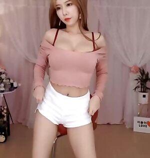 LeeSeulli Twerking in Shorts Great Ass