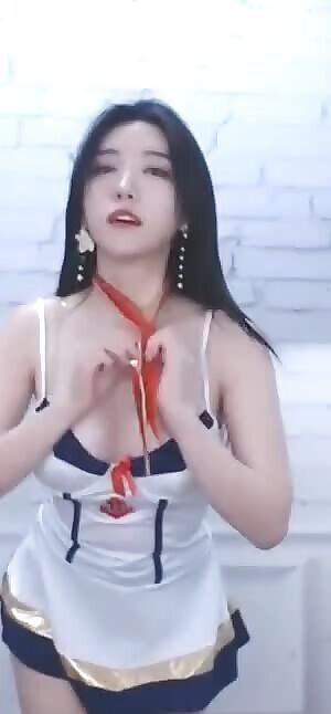 Mico Adds the Finishing Touch to her Sailor Moon Cosplay