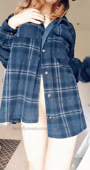 I like flannels, they are quick for me to take off ♥