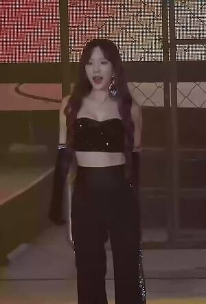 SNSD - Taeyeon cleavage
