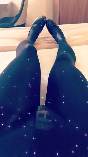 Love hiding my cage under pantyhose ☺️