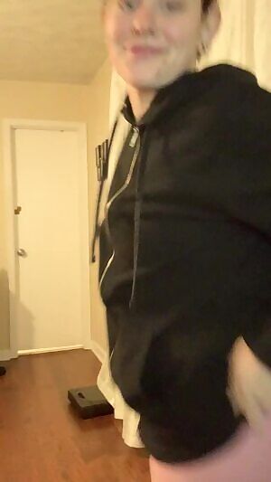 Come help me finish taking leggings off pleaseeee 🙏 🏋🏻‍♀️🧘🏻‍♀️