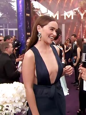 Emilia Clarke looked absolutely amazing at the Emmys last night