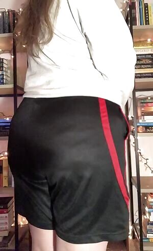 A bit of an embarrassing video. but luckily i cut out the most embarrassing bit. i’m just out here trying to make sweatshirts and basketball shorts sexy ❤️