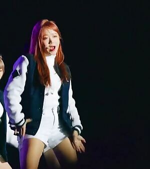 WEKI MEKI Yoojung showing her assets