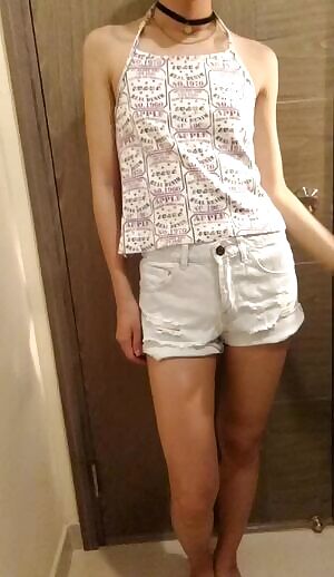 One good thing about being tiny is that my full body could fit in the frame! BTW I really miss summer time when I could go out like this