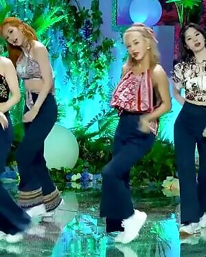 TWICE - Sana and Jihyo