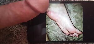 Tracy's Big Feet Get a Tribute