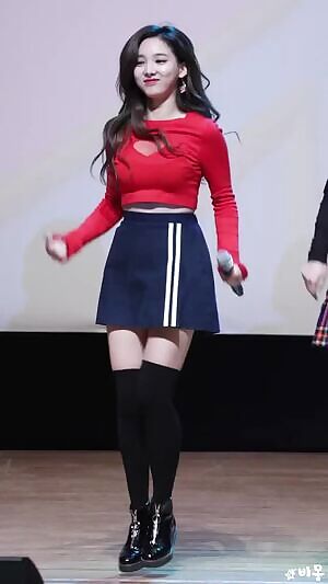 TWICE - Nayeon and Jihyo