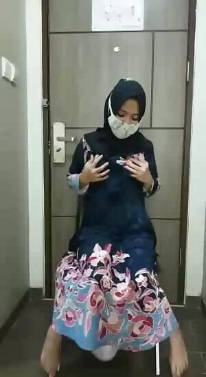 Asian Hijabi Playing 🧕🏼🐈