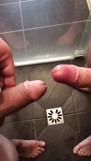 Two heads before pissing 💦