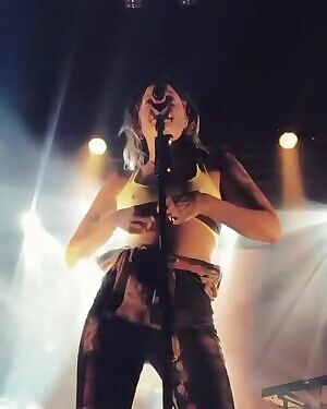 Tove Lo concert flash