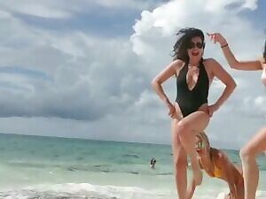 Olivia Munn - bikini gfy