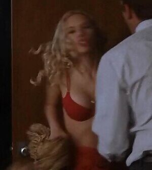 Scarlett johannson has very bouncy boobs
