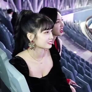 TWICE - Momo and Mina