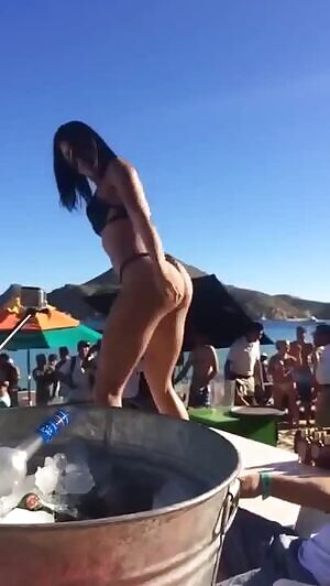 Yovanna Ventura Shaking It