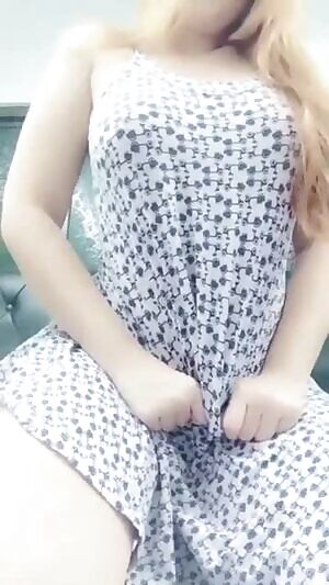 Flashing only one half of her goodies