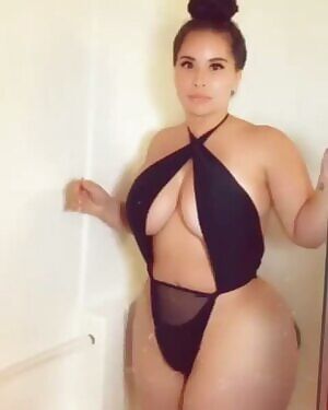 Alexandra Uchi is T H I C C