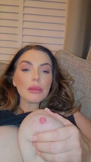 Hucow Lactating MILF Mom Pregnant
