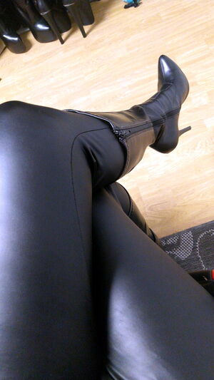 Tight leggings Boots Heels Legs
