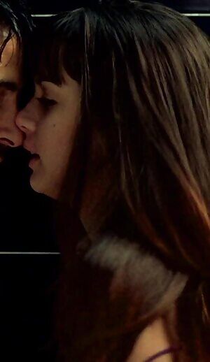 I wish mommy Ana de Armas could feed me like this: