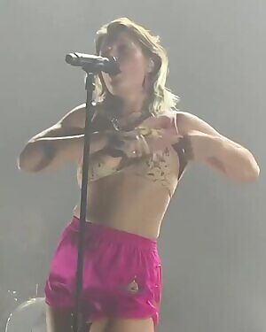 Tove Lo concert flash