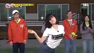 Twice - Momo showing of her dance moves