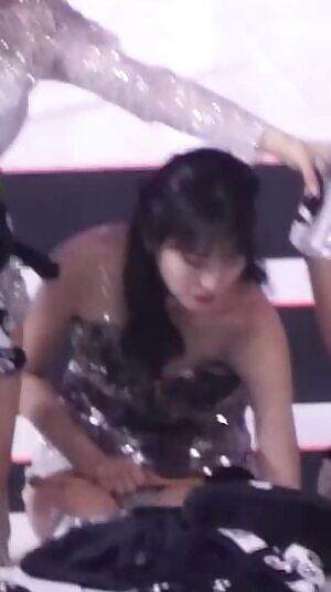 Twice - Momo cleavage