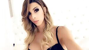 Casey Kisses shows her cock and sends a kiss, what a nice girl!