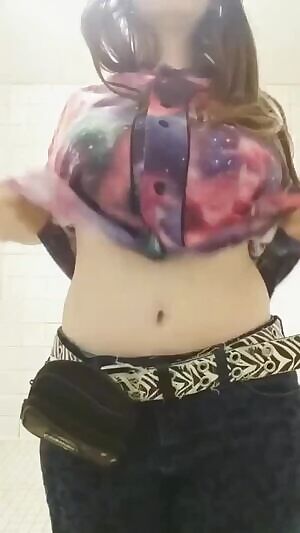 Flashing my tits in the bathroom between classes 😘