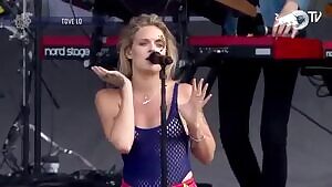 Tove Lo showing plot at a concert