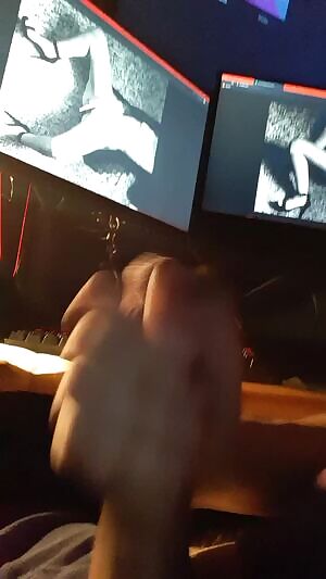 I PM'ed Her My Hard Dong And She Wanted My Cum