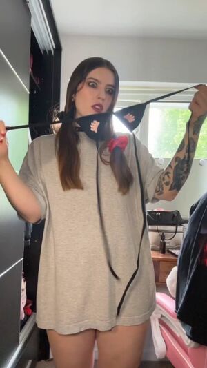 Goth Girls Amateur Boobs Bouncing Brunette