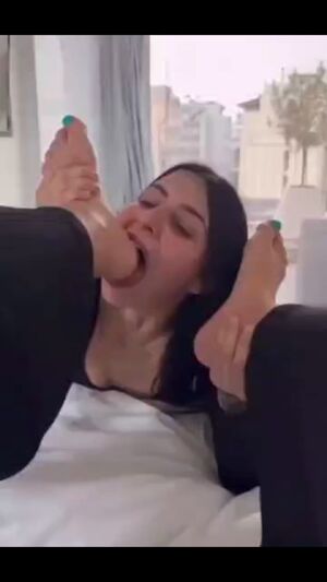 Girls Kissing Amateur Foot Licking Lesbian
