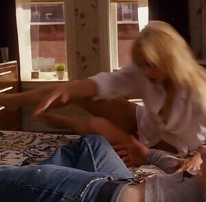 Anna Faris gives us a peek at her nipple