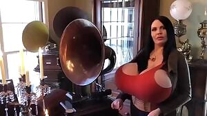 Foxy Menagerie Verre and her big gramophones