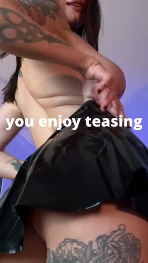 FitMilfs Alt Big Ass Brunette Cuckold
