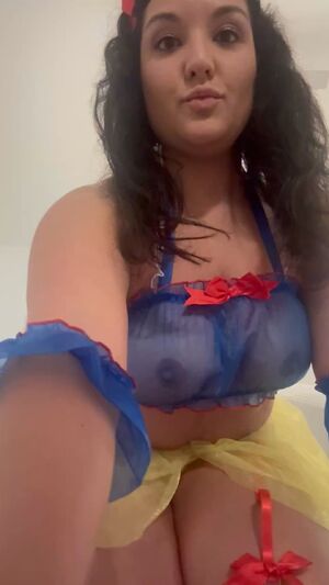 A milfie Snow White