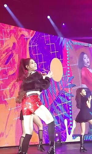 ITZY - Chaeryeong feat. Ryujin