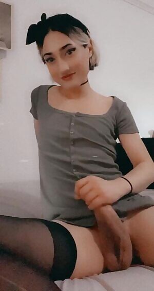 wish my hair would hook a girl up and just grow out already😭🥺 what color should i dye it ?