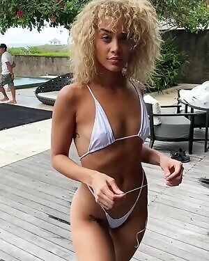 Jasmine Sanders with a floss