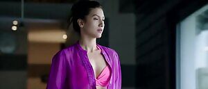 Gauhar Khan's soft lips , washboard abs n seductive luks setting de pool on 🔥