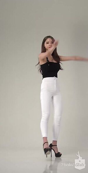 Pocket Girls Habin's sexy butt!