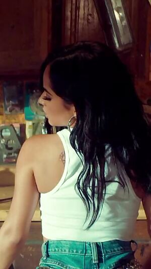 Becky G „They Ain’t Ready“ MV