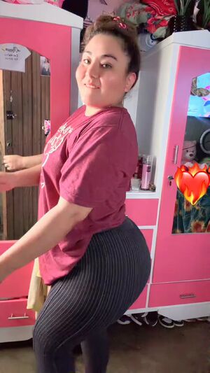 Clothed Twerking Latina Thick