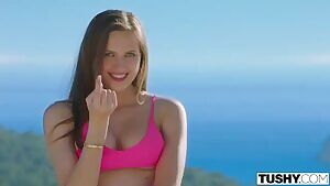 Stretches Out Her Perfect Asshole for the First Time 🔊