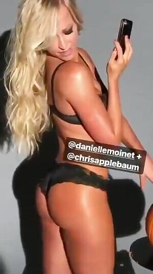 Summer Rae making her booty jiggle